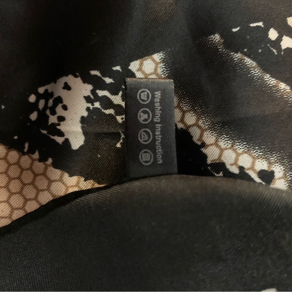 Ladies M.O.S.I. Silky scarf!  36” square!  Snake print design! - Picture 5 of 5